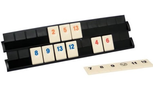 Rummikub stenen op houder