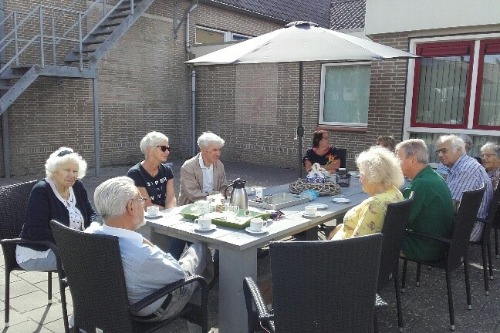 Mensen zitten aan tafel te drinken