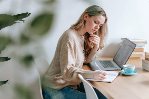 Vrouw achter laptop studeren